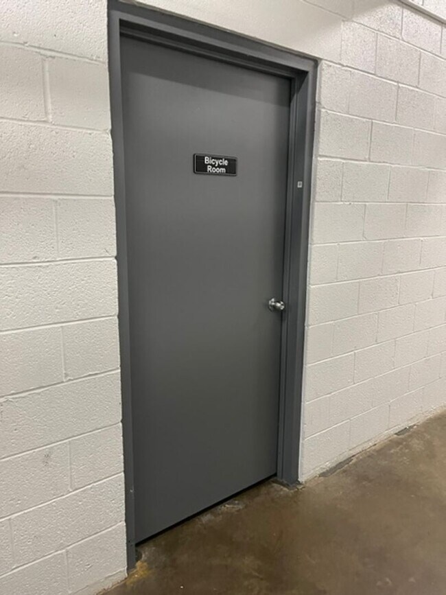 Building Photo - Large 744 sq.ft. 1 bedroom in historic Riverpark DC building