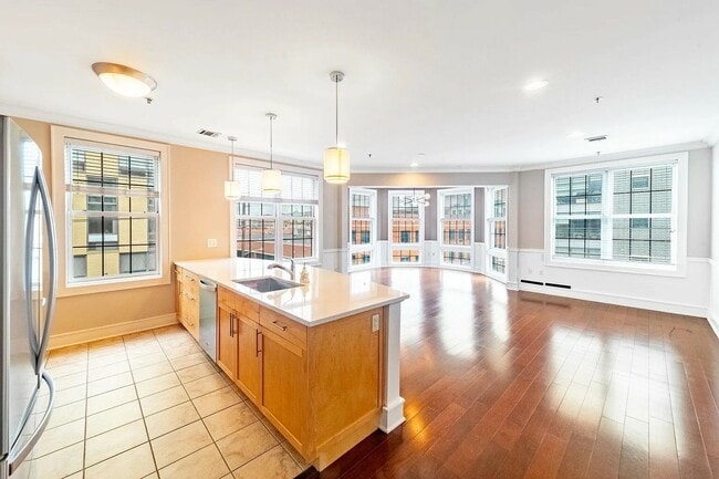 Building Photo - 830 Monroe St