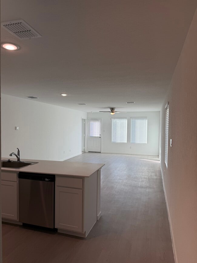 Building Photo - 563 River Run Wy