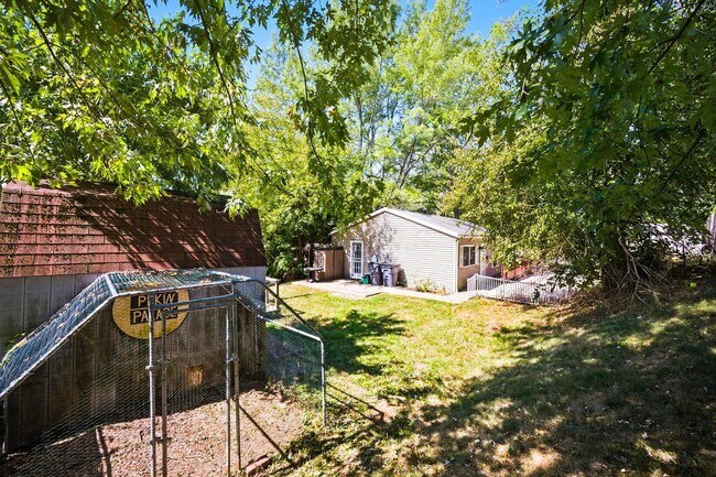Building Photo - 455 Lakeview Dr