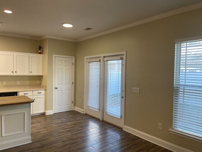 Building Photo - 105 Summer Hill Way