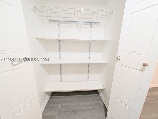 Building Photo - 310 Lakeview Dr