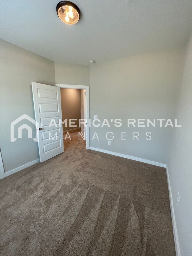 Building Photo - Available Now!! PRICE REDUCTION*** SIGN A ...