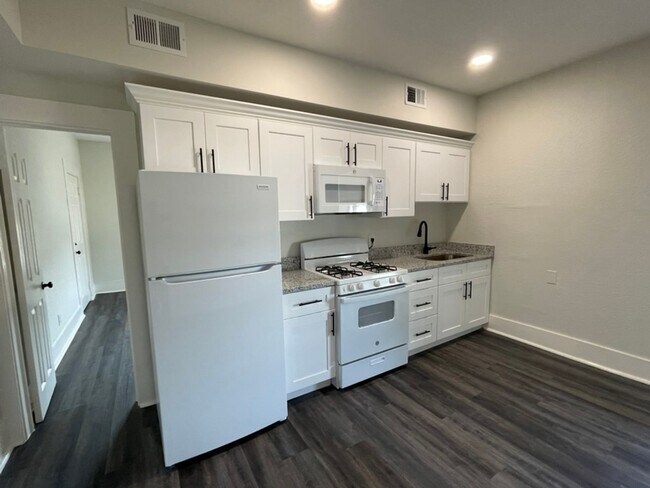 Building Photo - Corner Unit Overlooking Downtown Umatilla Granite Counters