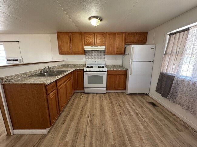 Building Photo - 2BR Mobile Unfurnished recent remodel/Refr...