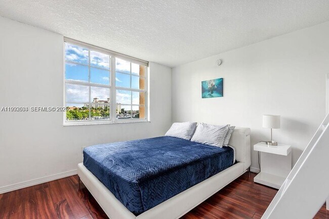 Building Photo - 19999 E Country Club Dr