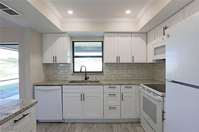 Building Photo - 629 SW Santa Barbara Pl