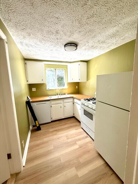 Kitchen - 1054 Vance Ave