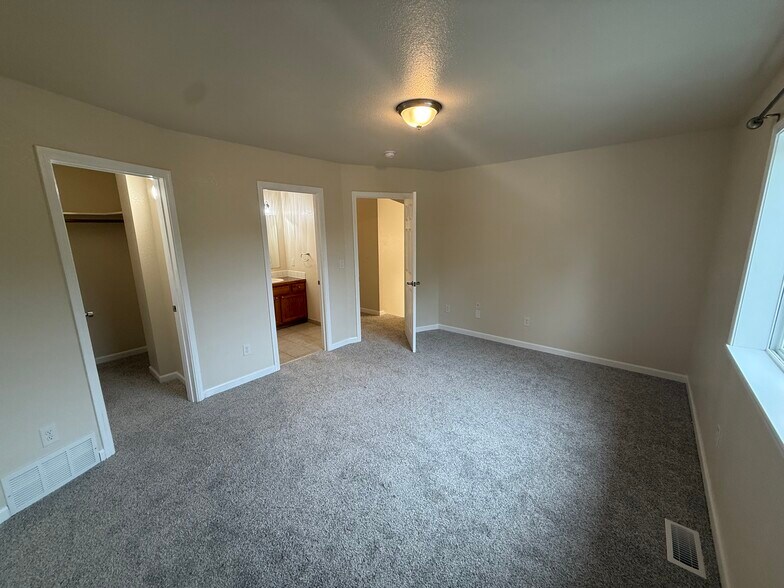 Building Photo - 210 E Spruce Ave