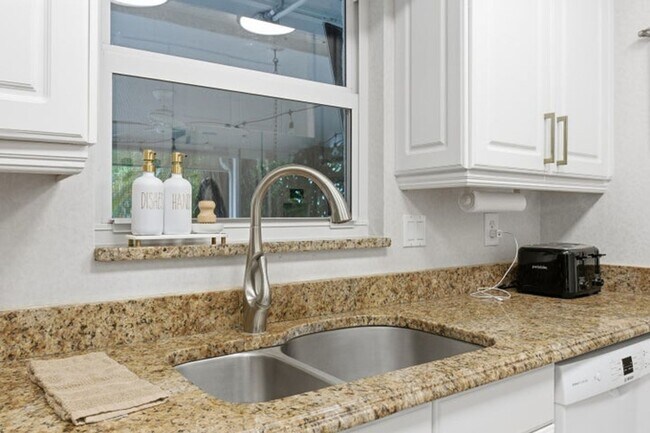 Building Photo - 1905 Meadow Ct