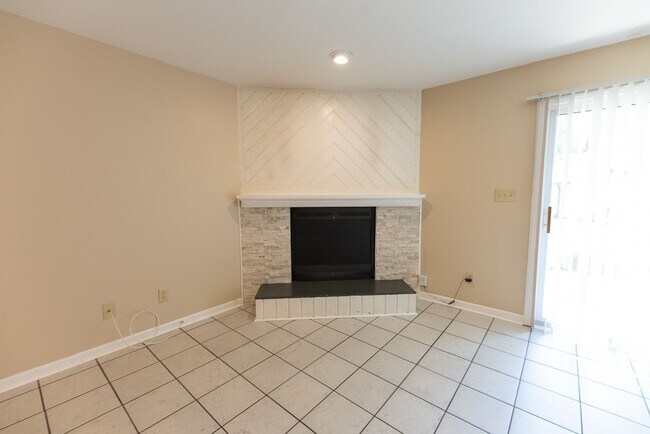 Building Photo - 185 Forest View Dr