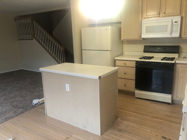 Building Photo - Beautiful 3BR, 2.5 bath townhouse in north Normal. Over 2300 square feet. Large finished basement...