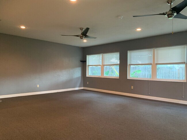 Building Photo - 3 Bedroom 2 Bath Spacious Home in Holiday Park