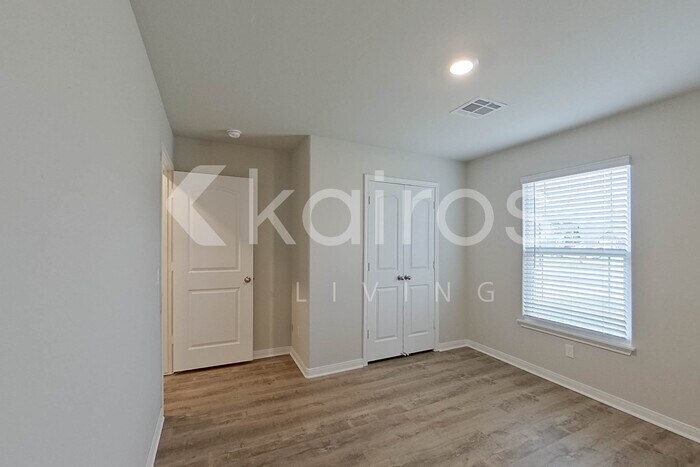 Building Photo - 301 St James Pl