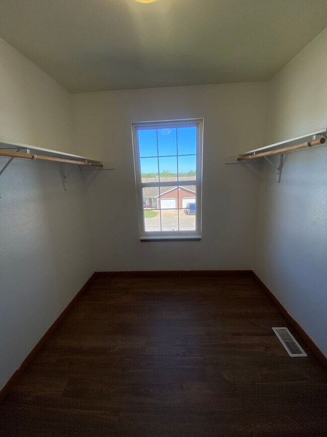 Building Photo - 16830 Huntington Ln