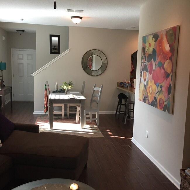 Building Photo - 222 Amistad Dr