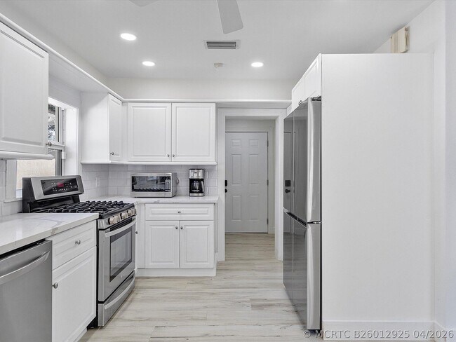 Building Photo - 411 Poinciana Dr