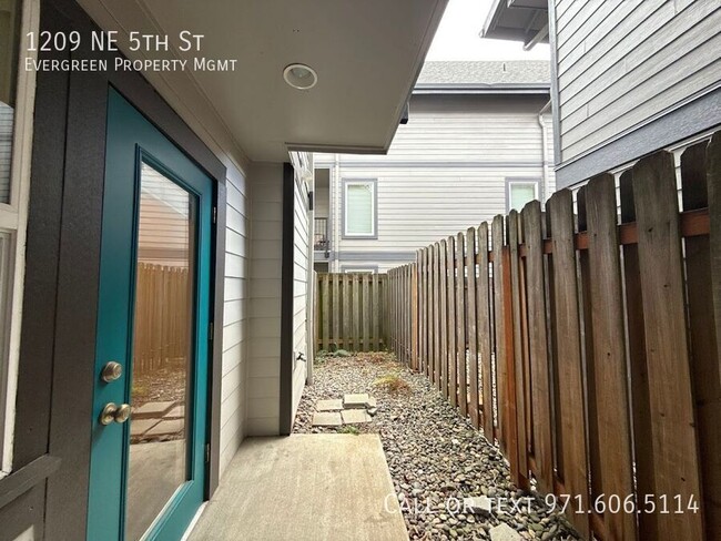 Building Photo - 1209 NE 5th St