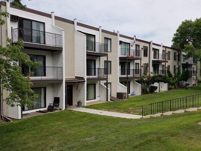 Building Photo - 2 Bedroom Available