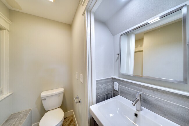 Building Photo - 2528 W 23rd Ave