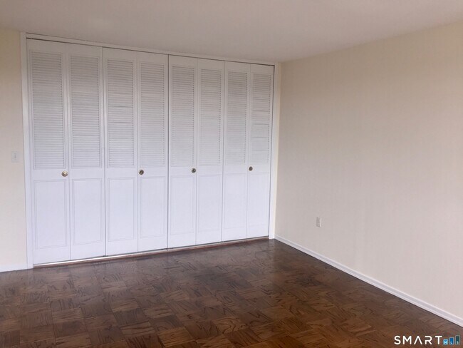 Building Photo - 1 Strawberry Hill Ct