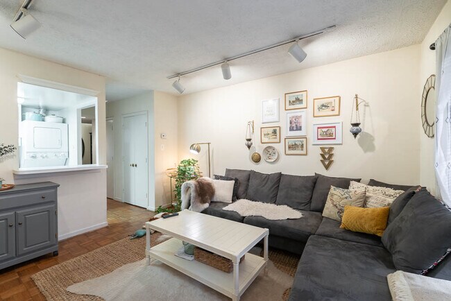 Primary Photo - 1611 Corcoran St NW