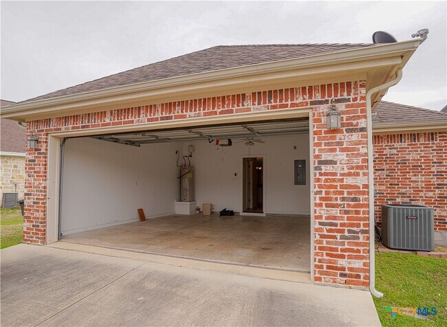 Building Photo - 1651 Hanz Dr