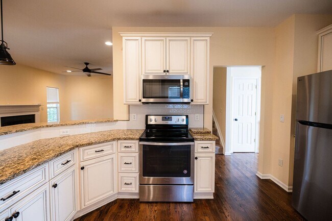 Building Photo - Stunning 6 bedroom 2.5 bathroom corner lot home in High Point with 2 car garage