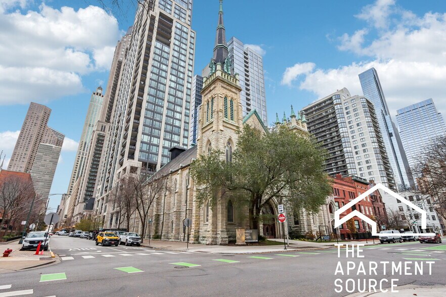 Building Photo - 1140 N La Salle Dr