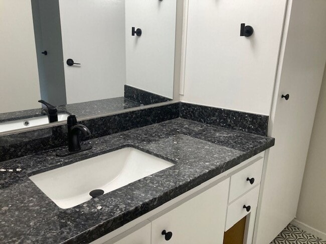 Building Photo - Updated extra large one bedroom at Woodlake