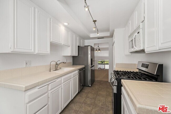 Building Photo - 1646 Palisades Dr