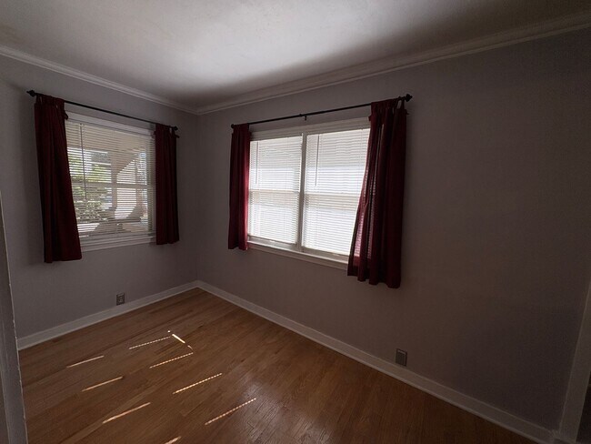 Building Photo - 4 bedroom 2 bathroom Historic Home Downtown Manhattan KS