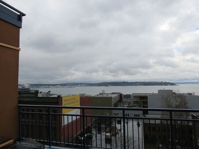 Building Photo - Incredible 1bed/1bath Condo Ideally Located in Belltown!