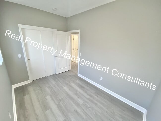 Building Photo - Renovated 3-Bedroom Home! Deposit Free Living Available via Obligo