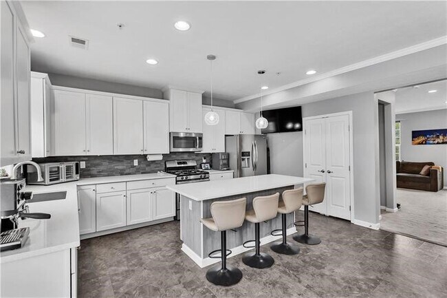 Building Photo - 1304 Pointe View Dr