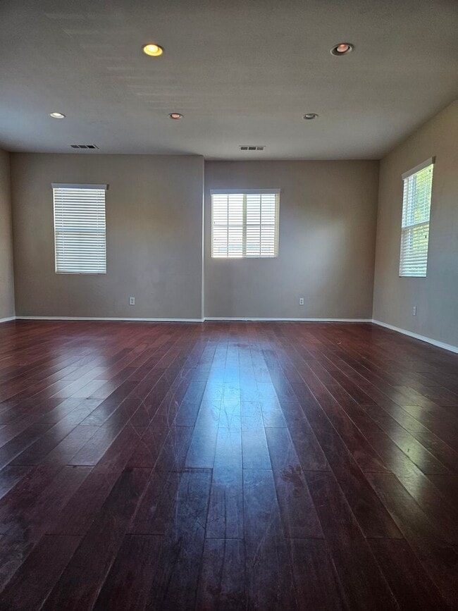 Building Photo - 5 BEDROOM OAK HILLS / HESPERIA HOME