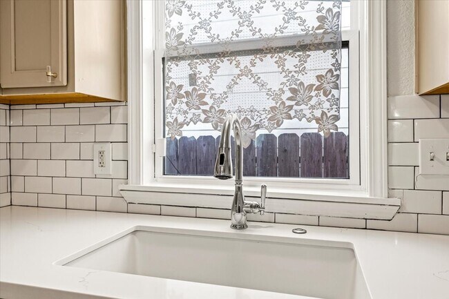 Building Photo - 5522 Avenue O 1/2