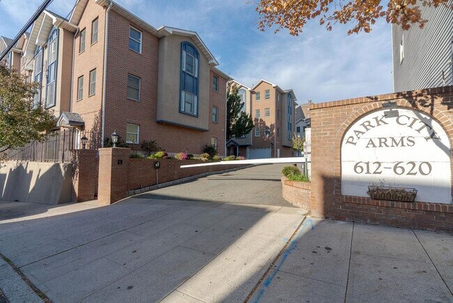 Building Photo - 620 38th St