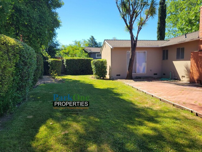 Building Photo - COMING SOON! Spacious single level Woodlan...