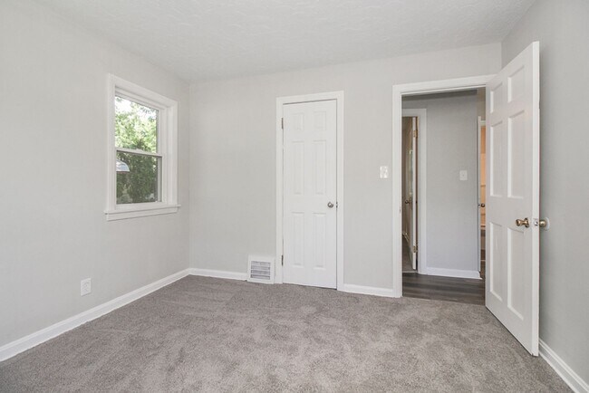 Building Photo - Fully Updated Home For Rent in Euclid