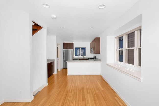 Building Photo - Stunning Townhome in the heart of Columbia...
