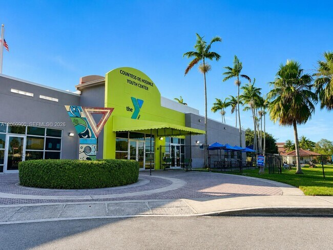 Building Photo - 6585 Somerset Dr