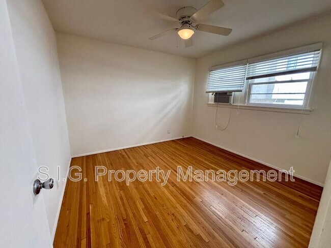 Building Photo - 1702 W Victory Blvd