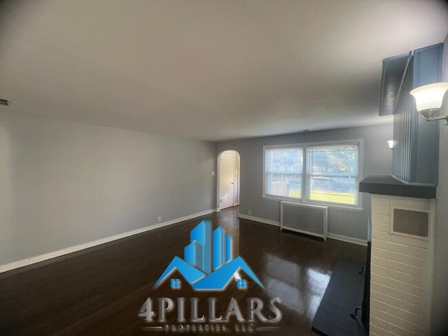 Building Photo - "Charming 3-Bedroom Home with Spacious Lay...