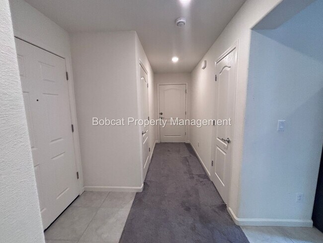 Building Photo - Large Home in Dayton with Mother In Law Quarters