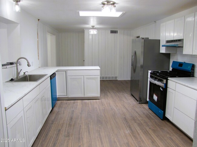 Building Photo - 947 S Cardinal Ave