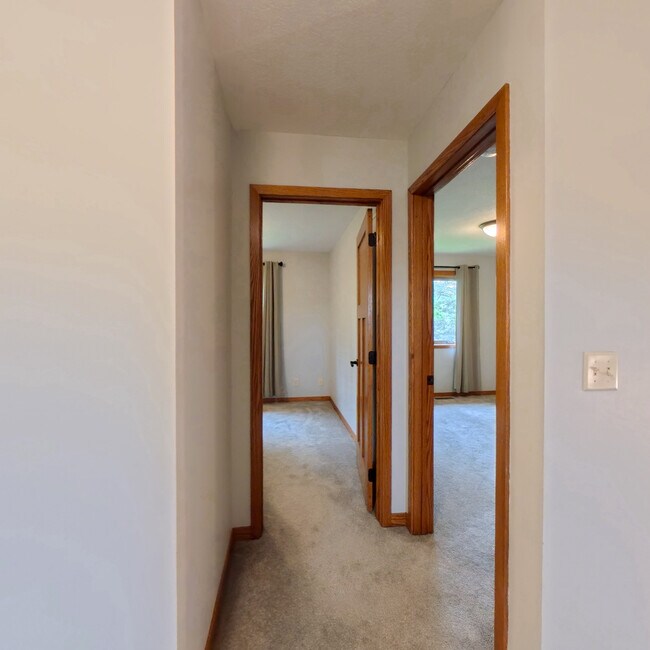Building Photo - 11956 Castle Rock Ct N