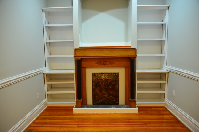 Spacious living room - 2329 W Grace St