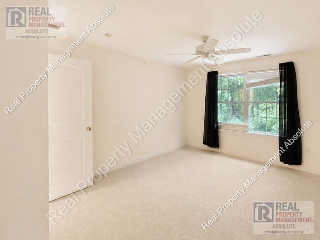 Building Photo - Prime Hudson Location: 3-Bed Townhouse Beside Benson’s Park