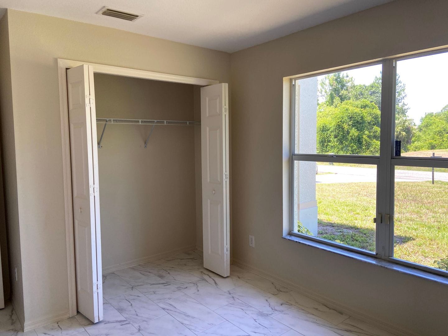 Building Photo - Available Now!!!. Huge 4 bedroom/Greenbriar Area.